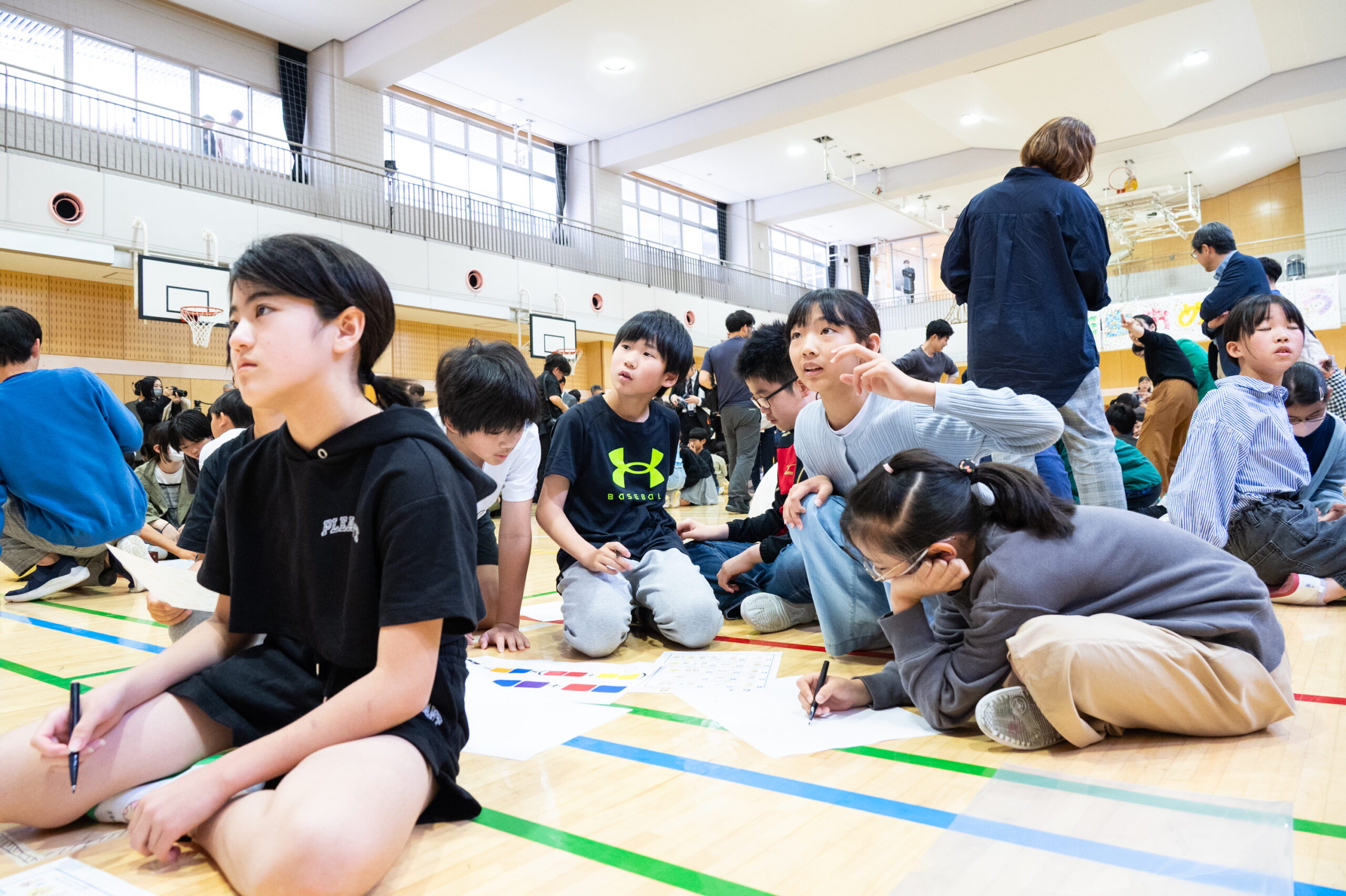 謎解きに夢中な様子