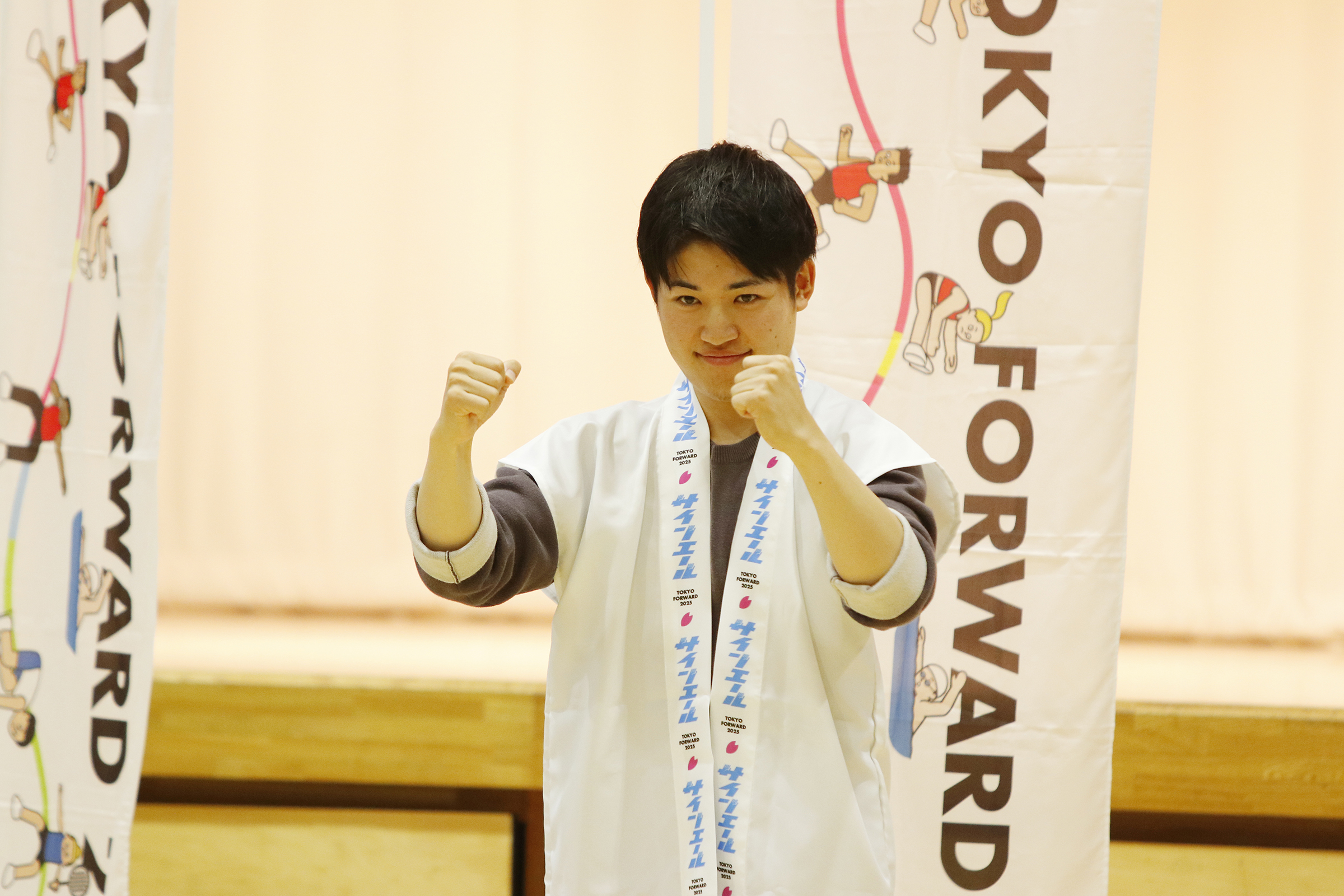 ガッツポーズをする西脇さん