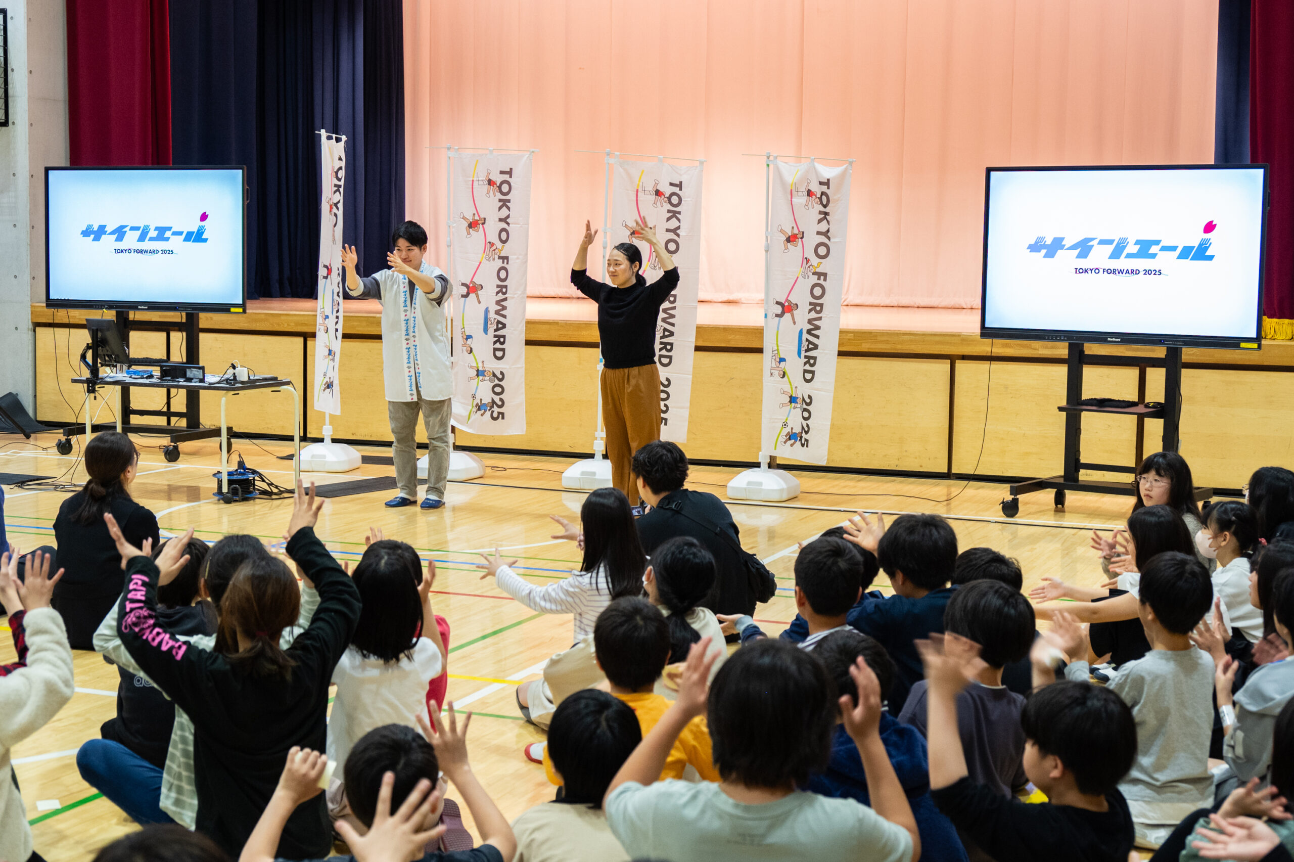 みんなで手話をする様子