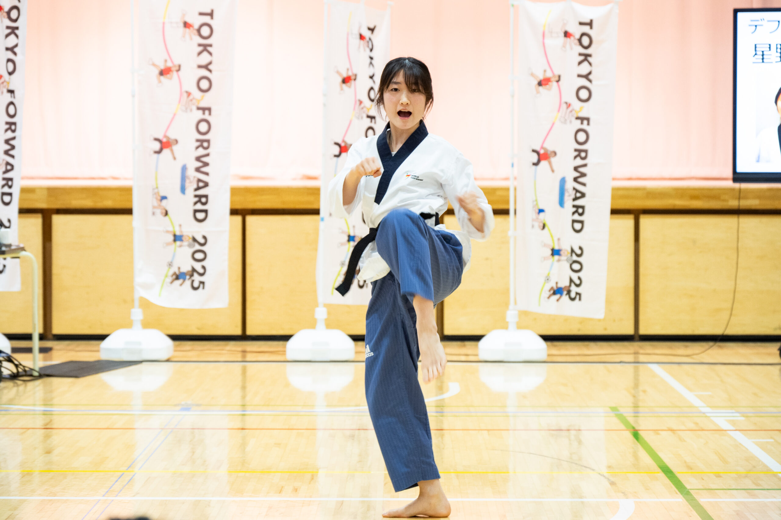 テコンドーを披露する星野選手