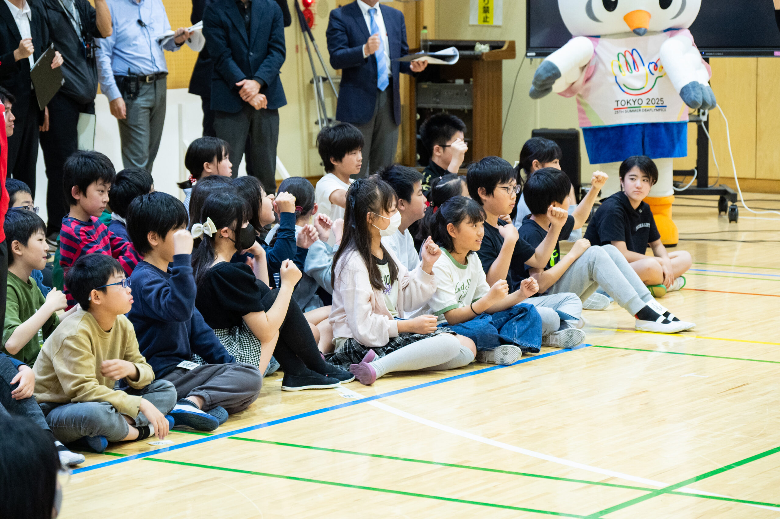 声援を送る子ども達
