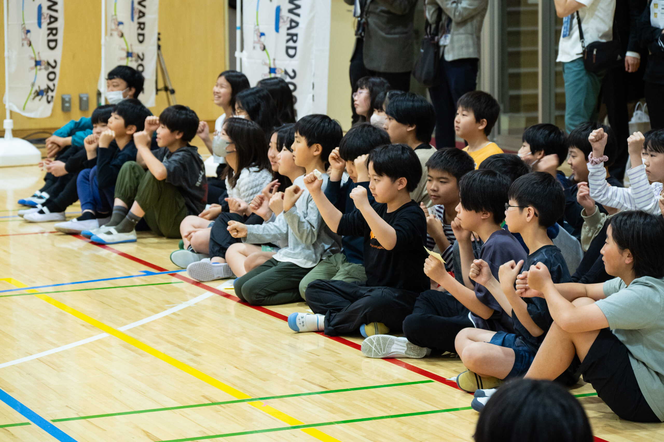 声援を送る子ども達
