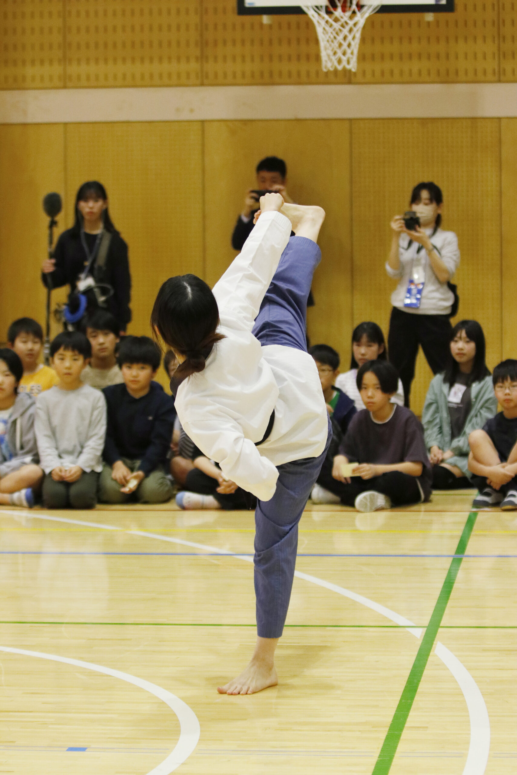 足を振り上げる星野選手