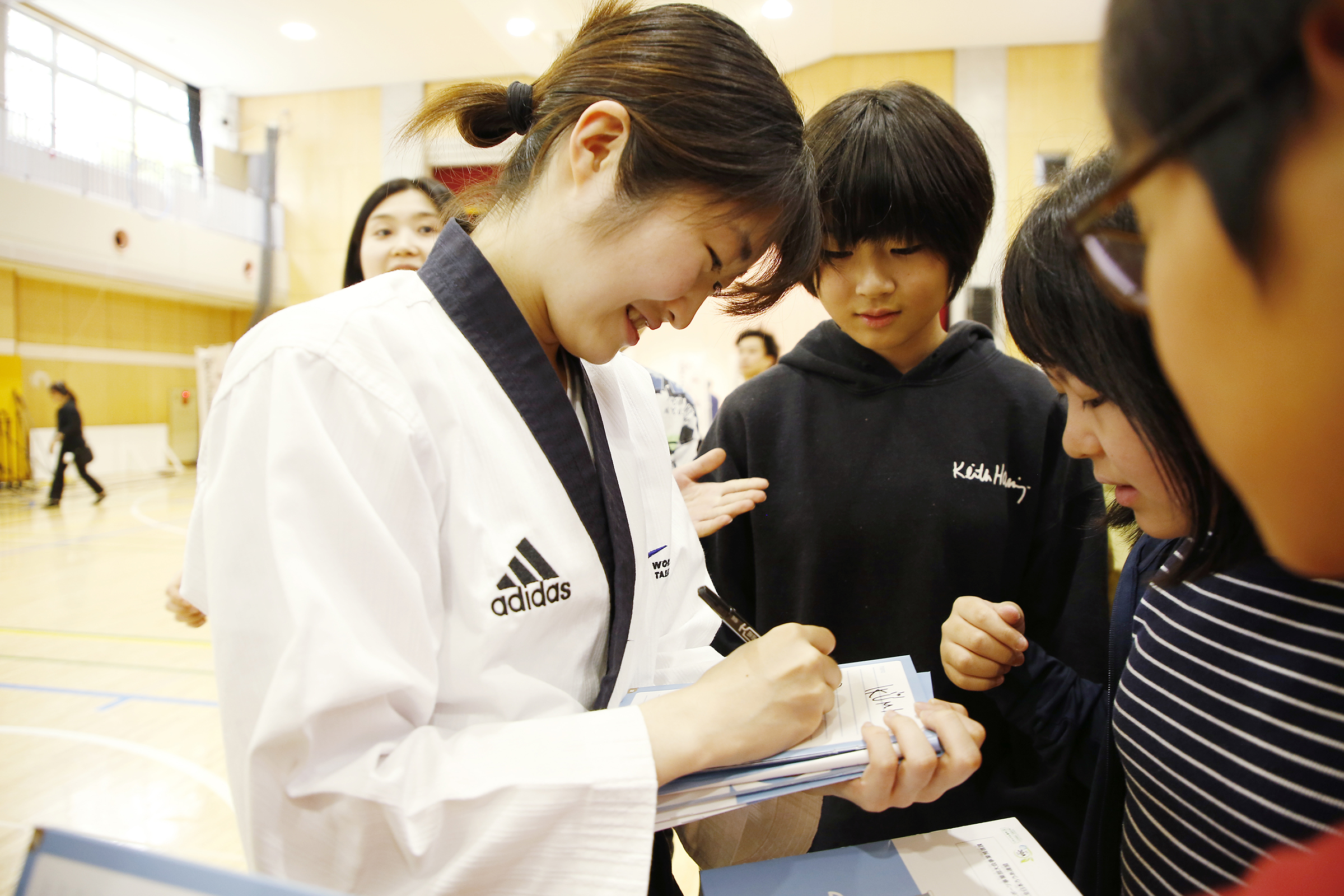 サインをする星野選手