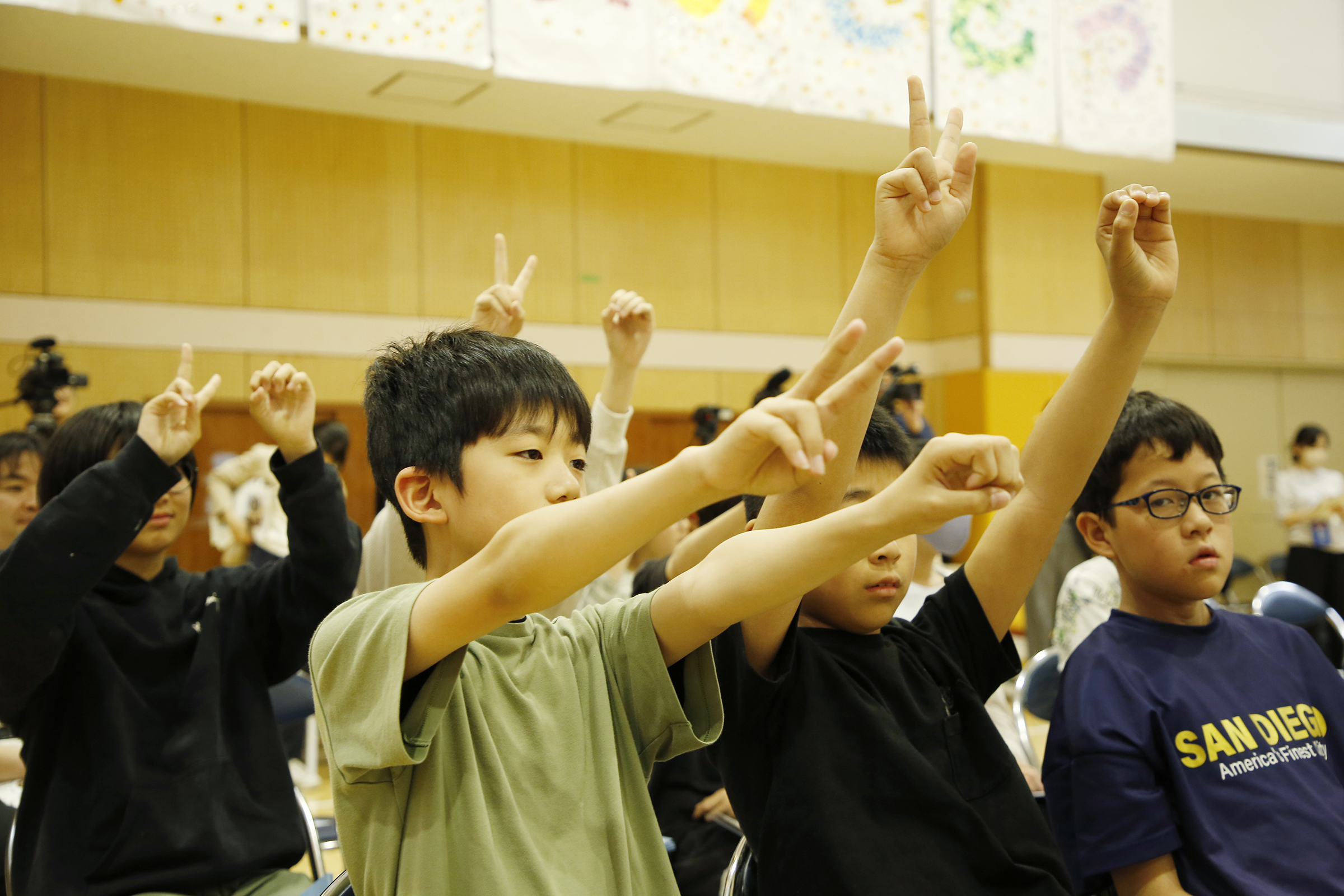 クイズに参加する子ども達