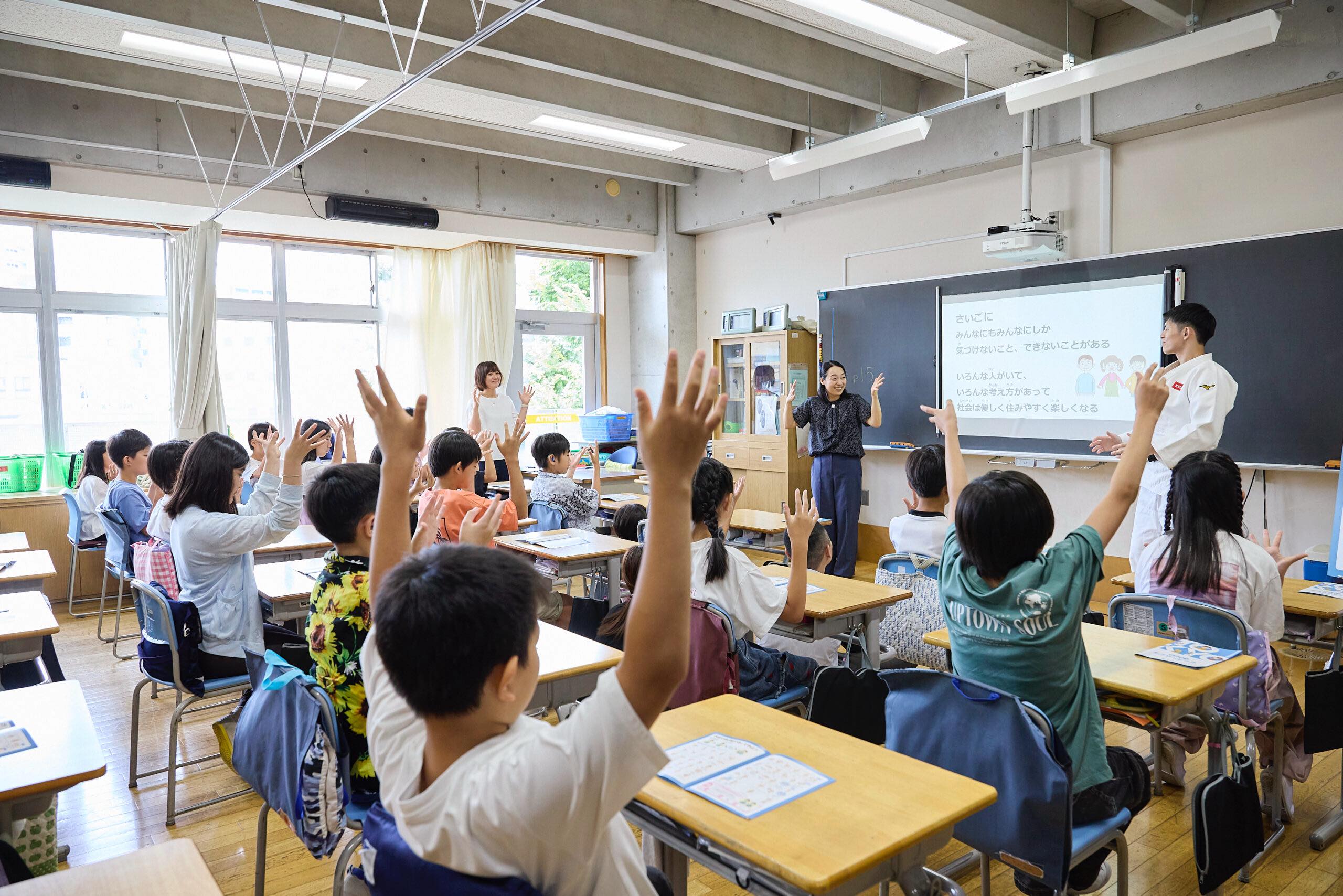 学校で講演する川俣さん