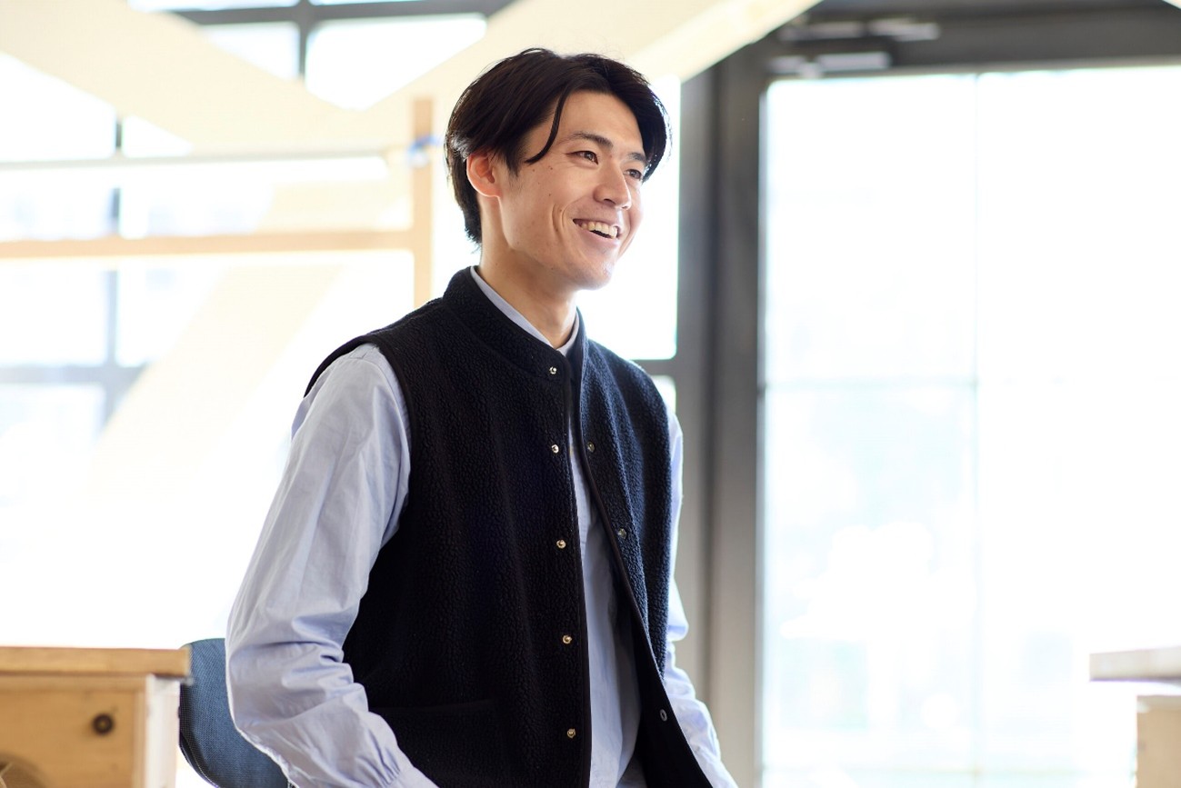 インタビューに応える保科さんの写真