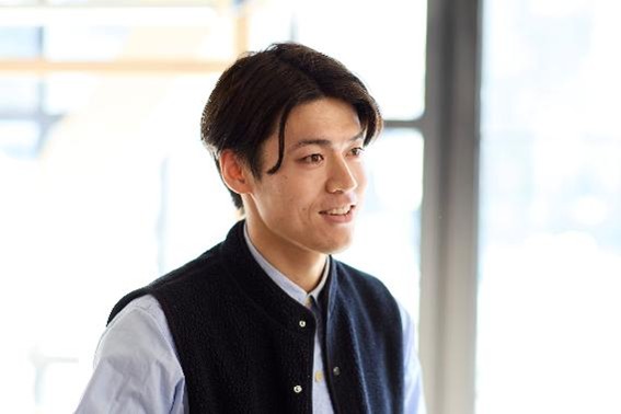 インタビューに応える保科さんの写真