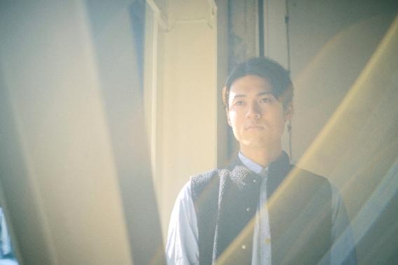 遠くを見つめる保科さんの写真