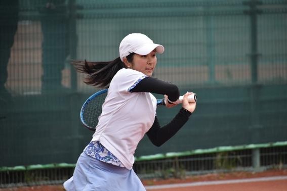 ボールを打ち返す菰方選手の写真