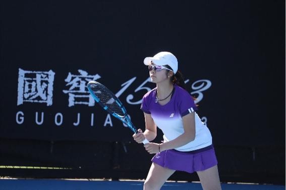 補聴器をつけずに試合をする菰方選手の写真