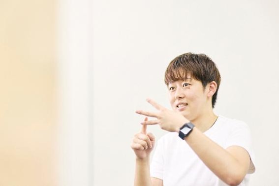 インタビューに応える中田選手の写真