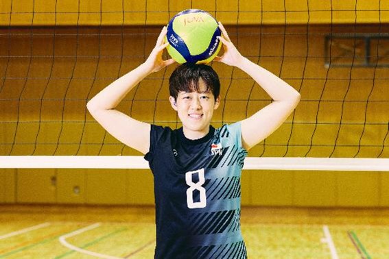 頭にボールをのせ、こちらを向いて笑っている中田選手の写真