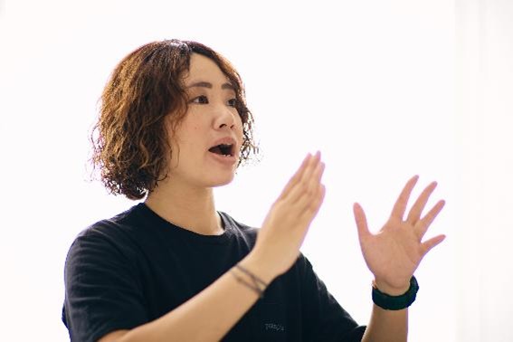 インタビューに応える辻選手の写真