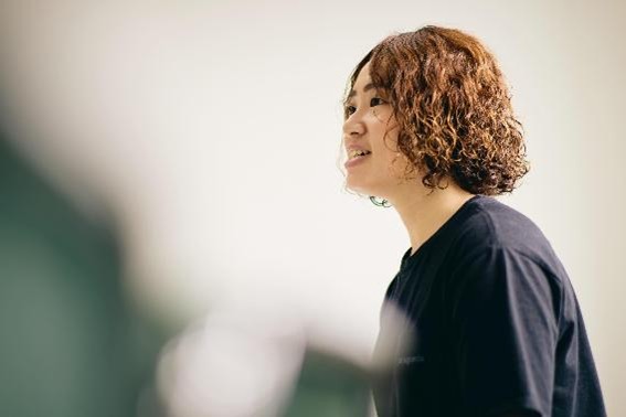 インタビューに応える辻選手の写真