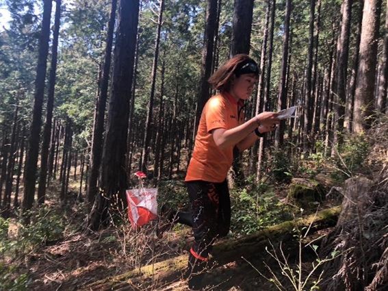 競技中に地図をよむ辻選手の写真