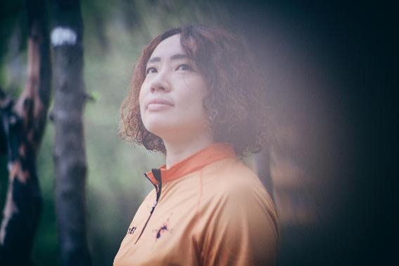 遠くを見つめている辻選手の写真