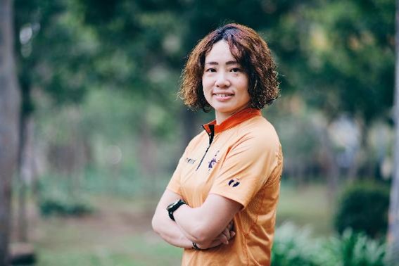 右手にボールを抱え、こちらを向いて笑っている辻選手の写真